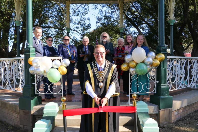 Mayor Philip Penfold with [left to right] Councillor Ben Whiting; Carolyn Murray accepting on behalf of Lance Murray; Terry Bailey accepting on behalf of Robert Fletcher Watson; Frederick Goode OAM accepting on behalf of Colonel Alexander Wilkinson VD, Peter Woodley accepting on behalf of Henry Chamberlain Russell, Sue Flannery accepting on behalf of Lieutenant Colonel Robert Scobie VD MID; Jane Taylor; Councillor Sally Halliday.