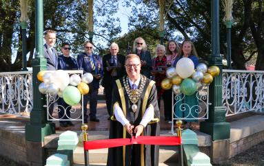 Mayor Philip Penfold with [left to right] Councillor Ben Whiting; Carolyn Murray accepting on behalf of Lance Murray; Terry Bailey accepting on behalf of Robert Fletcher Watson; Frederick Goode OAM accepting on behalf of Colonel Alexander Wilkinson VD, Peter Woodley accepting on behalf of Henry Chamberlain Russell, Sue Flannery accepting on behalf of Lieutenant Colonel Robert Scobie VD MID; Jane Taylor; Councillor Sally Halliday.